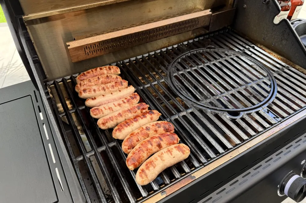 Grevensteiner Bratwurstpfanne mit Bierzwiebeln 3 Die Bratwurst wird scharf angegrillt