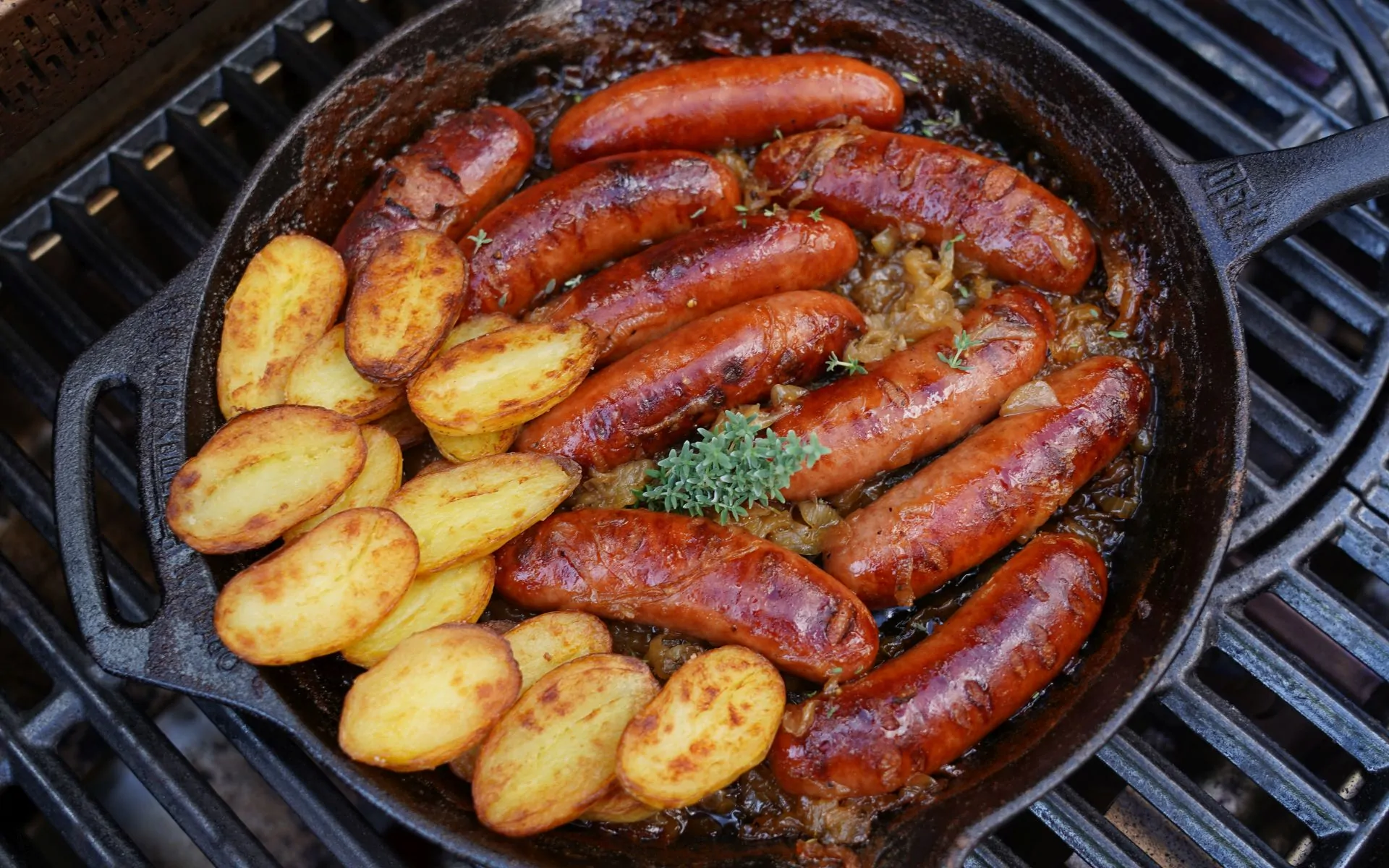 Grevensteiner Bratwurstpfanne mit Bierzwiebeln