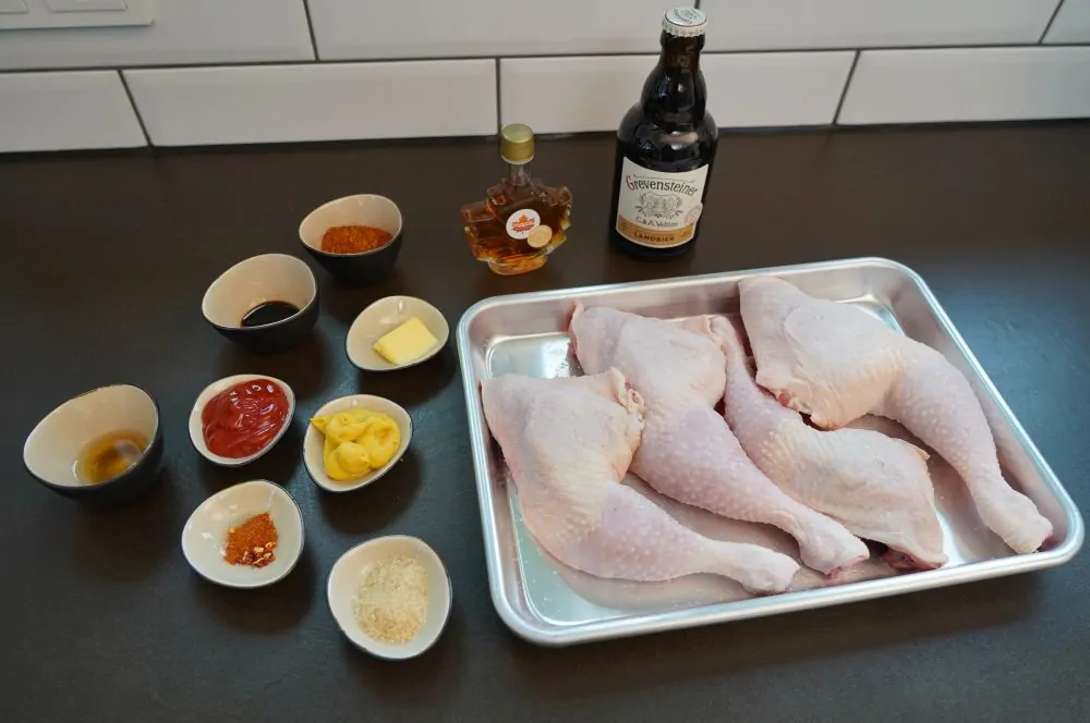 Alle Zutaten für Hähnchenschenkel mit Bier-Senf-Lack auf einen Blick