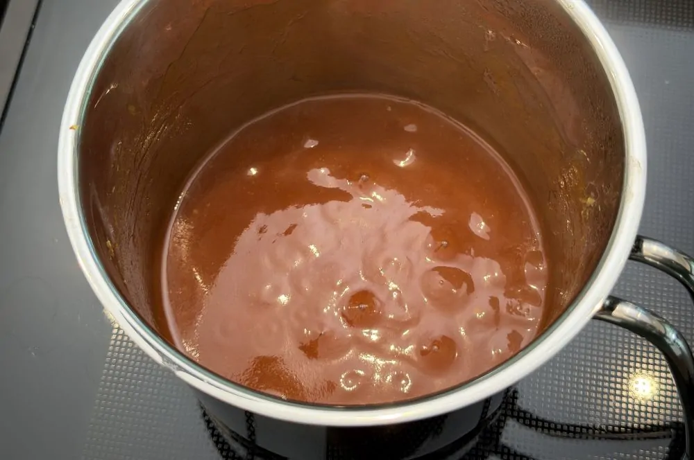 Der Bier-Senf-Lack wird aufgekocht