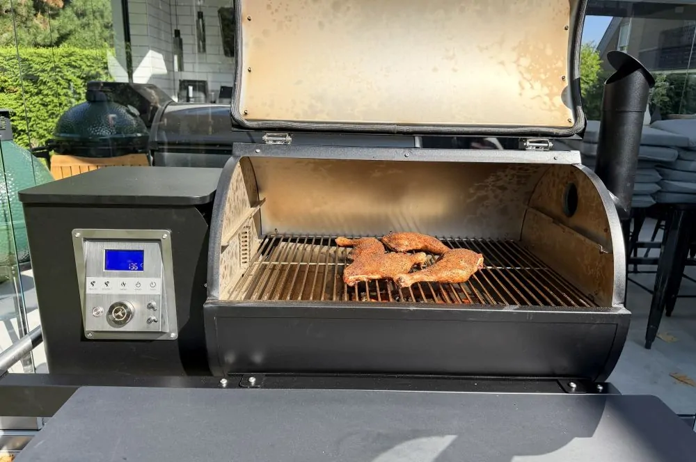 Die Hähnchenschenkel werden bei 200-220 °C indirekt gegrillt
