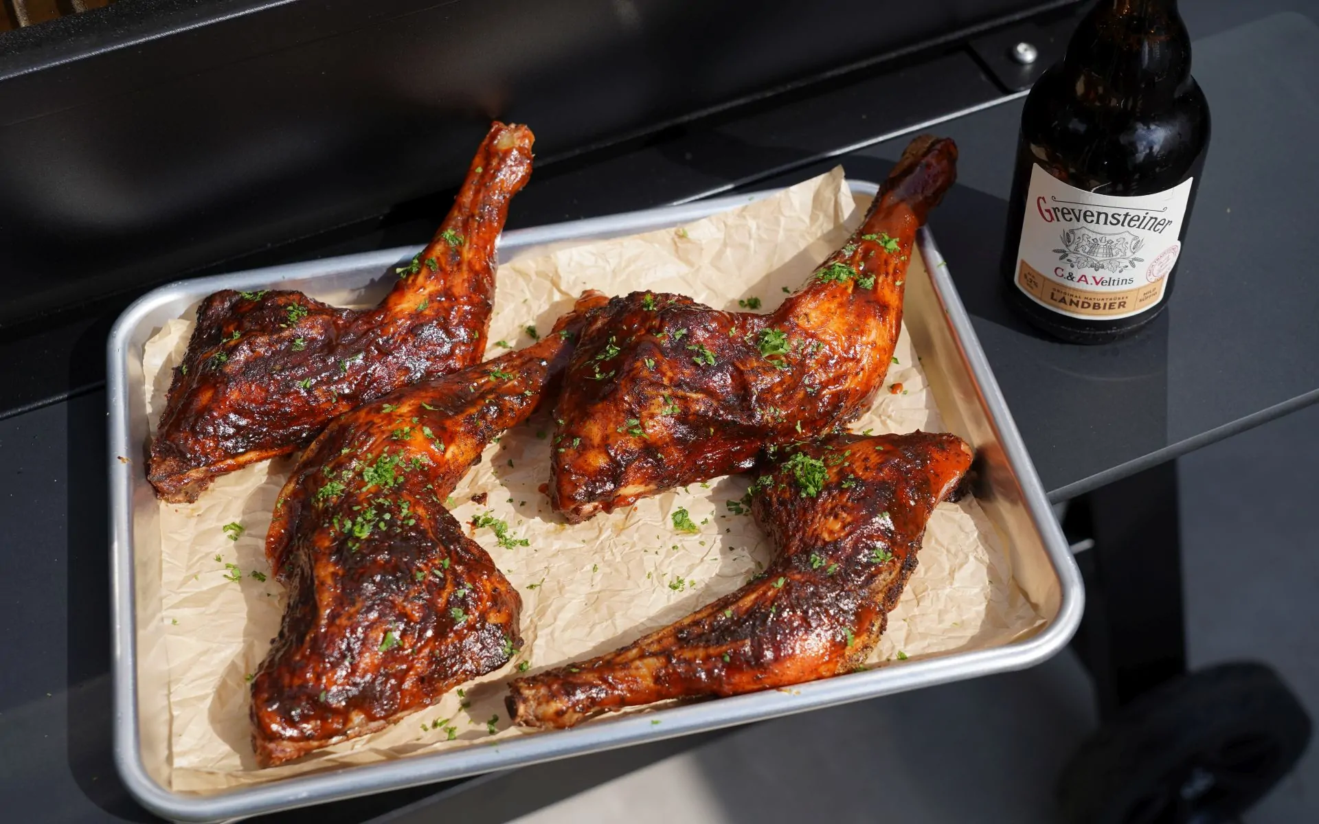 Knusprige Hähnchenschenkel mit Bier-Senf-Lack