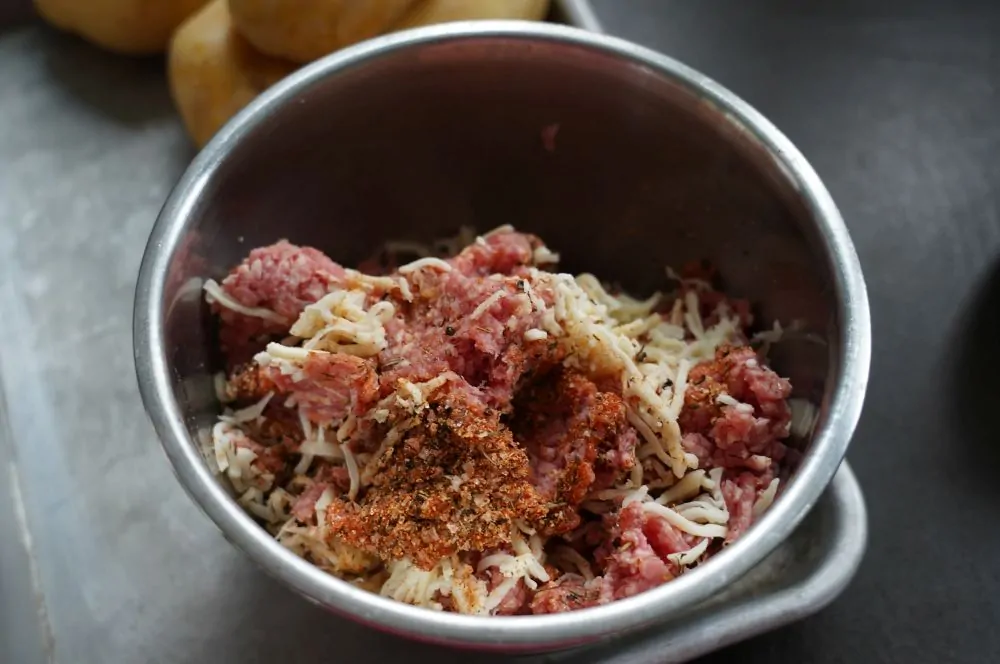 Kartoffel-Hackfleisch-Spieße im Cajun-Style 2 Das Hackfleisch wird mit Cajun-Gewüz und Käse durchgeknetet