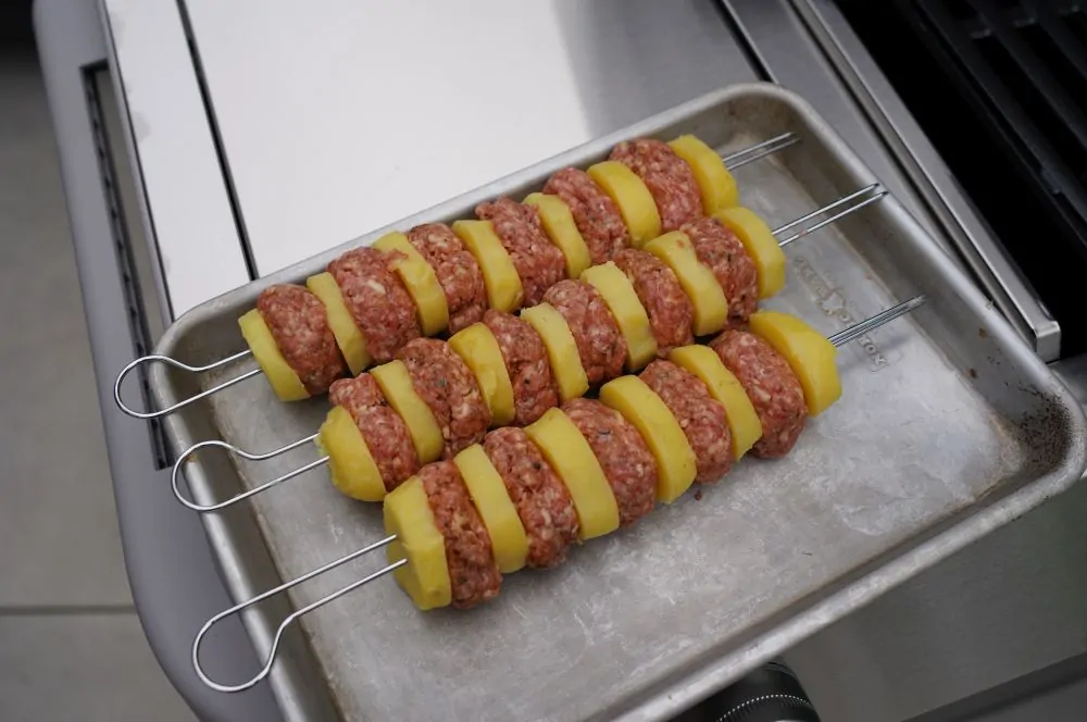 Kartoffel-Hackfleisch-Spieße im Cajun-Style 3 Die Spieße werden gesteckt