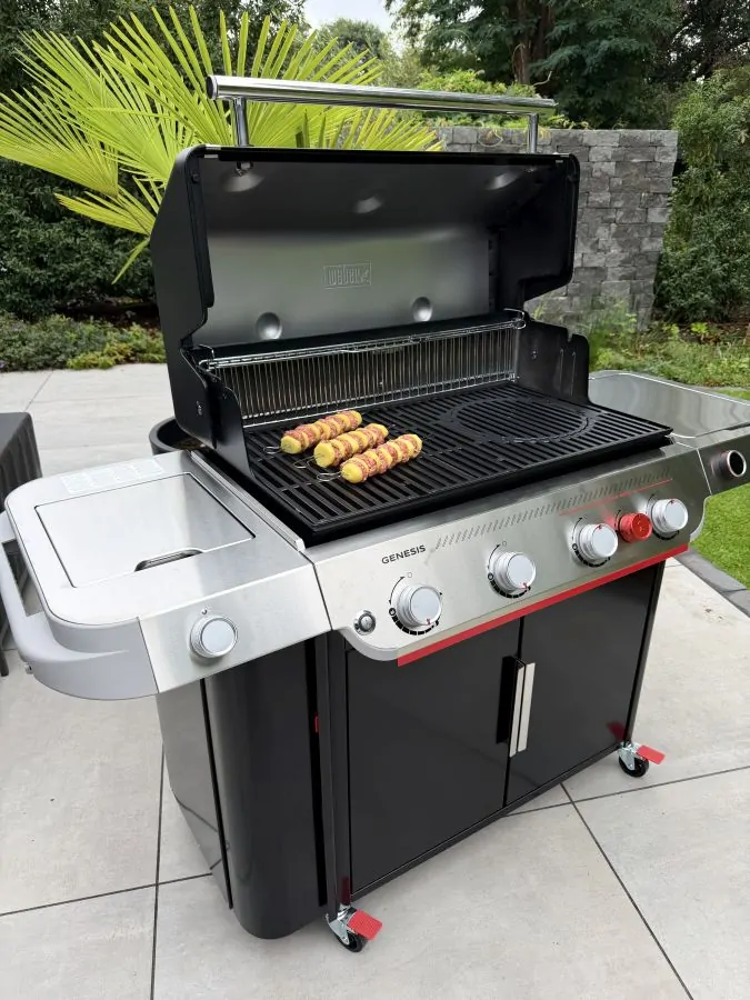 Kartoffel-Hackfleisch-Spieße im Cajun-Style 4 Die Spieße werden auf dem Weber Genesis EPX-435W Gasgrill gegrillt