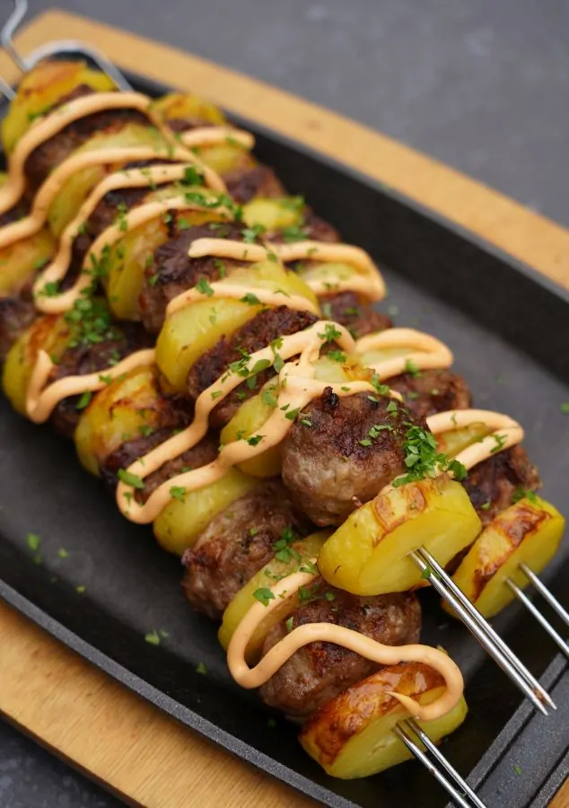 Kartoffel-Hackfleisch-Spieße im Cajun-Style 6 Kartoffel-Hackfleisch-Spieße vom Weber Genesis