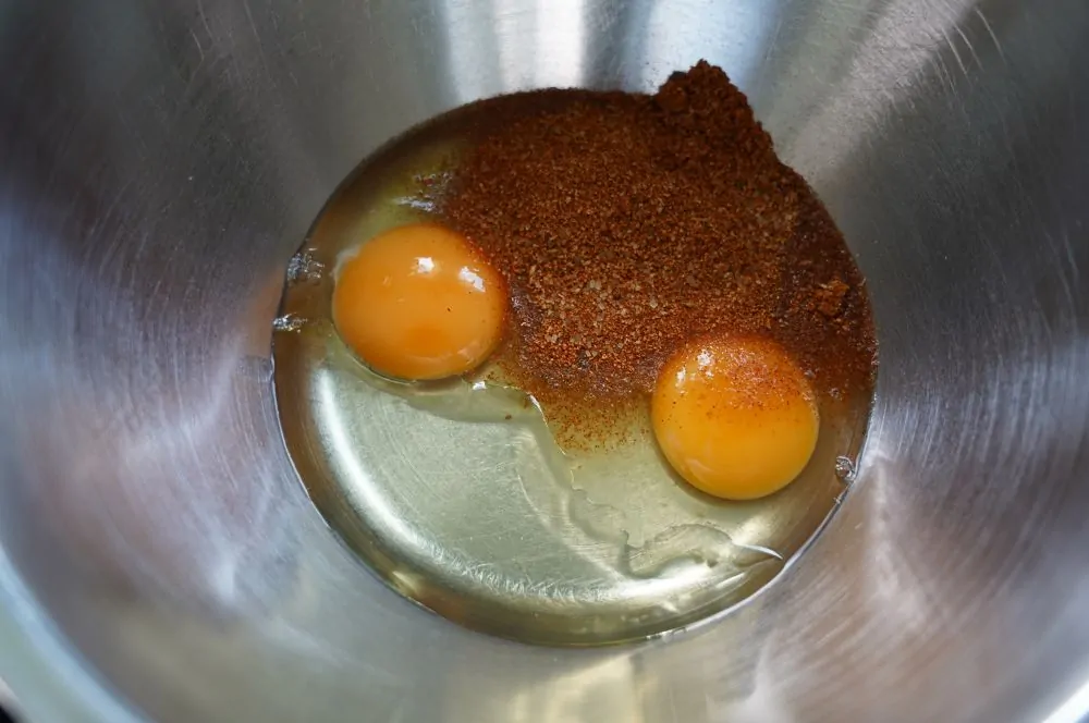 Das Ei wird mit Öl und BBQ-Rub verquirlt