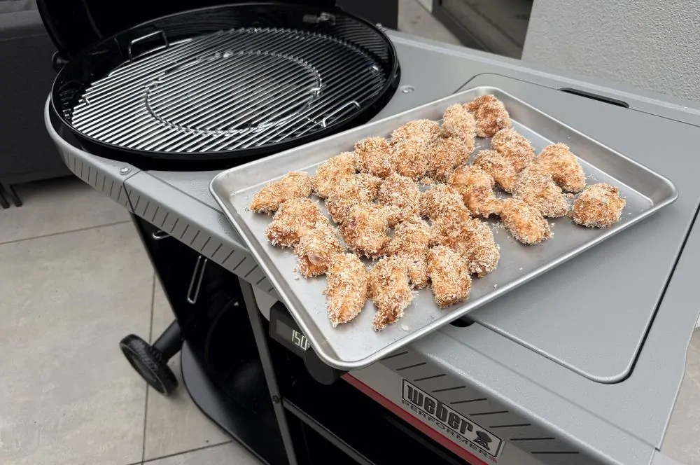 Die Wings werden auf dem smarten Weber Performer Premium Kugelgrill gegrillt