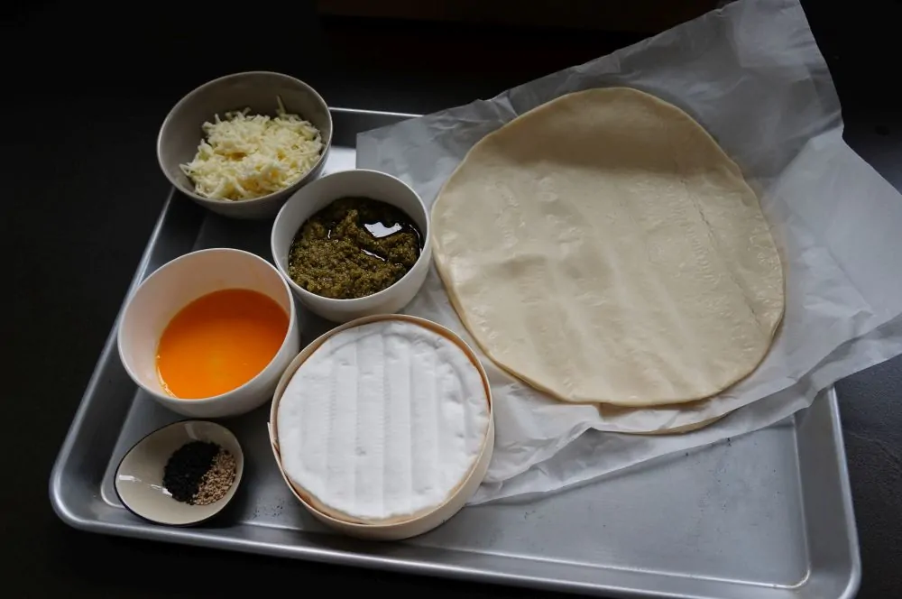 Alle Zutaten für die Ofenkäse-Pizzasonne auf einen Blick