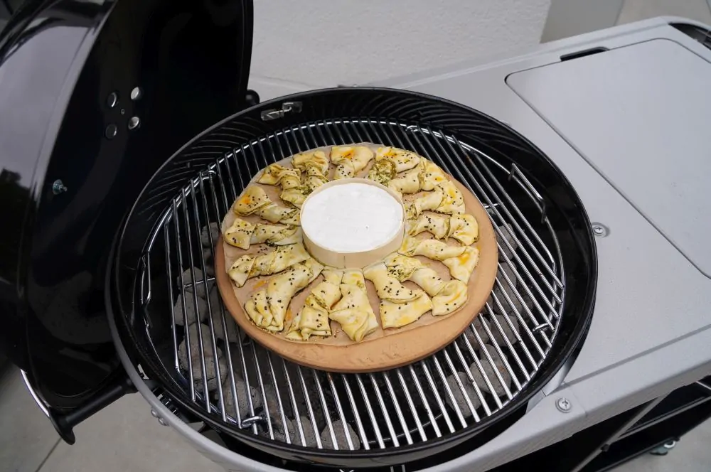 Die Ofenkäse-Pizzasonne wird auf dem Weber Performer Kugelgrill gebacken