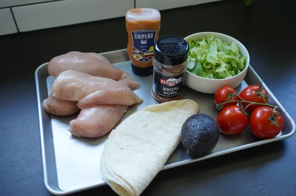 Smoked Chicken Wrap mit Tomate und Avocado 1 Alle Zutaten für den Smoked Chicken Wrap auf einen Blick