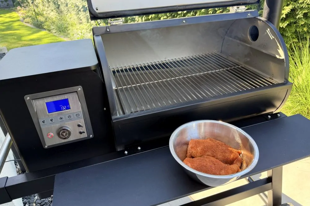 Smoked Chicken Wrap mit Tomate und Avocado 3 Das Hähnchen wird bei 140 °C im Sheriff Pelletgrill geräuchert