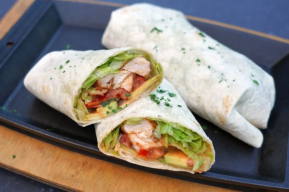 Smoked Chicken Wrap mit Tomate und Avocado 7 Der Smoked Chicken Wrap mit Tomate und Avocado