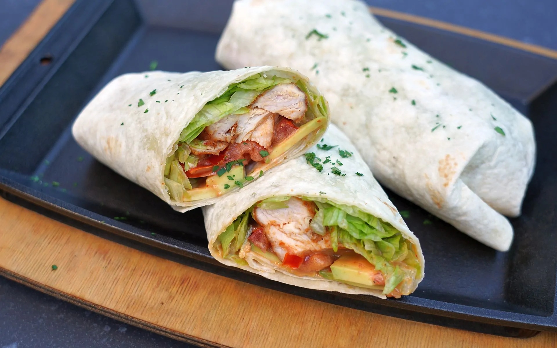 Smoked Chicken Wrap mit Tomate und Avocado