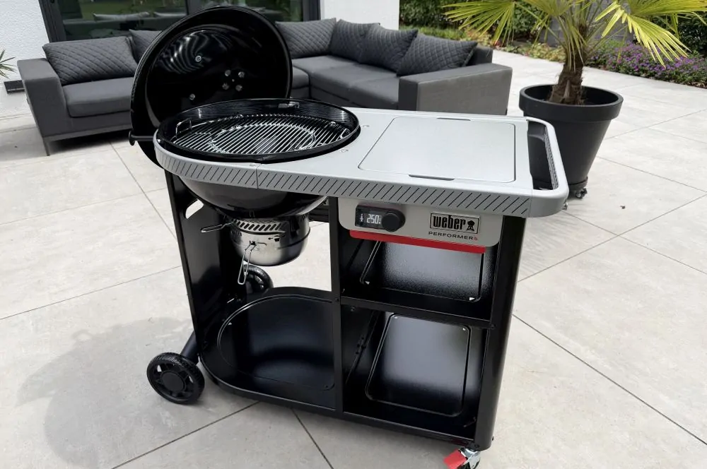Der Weber Performer Premium Smart ist fertig aufgebaut
