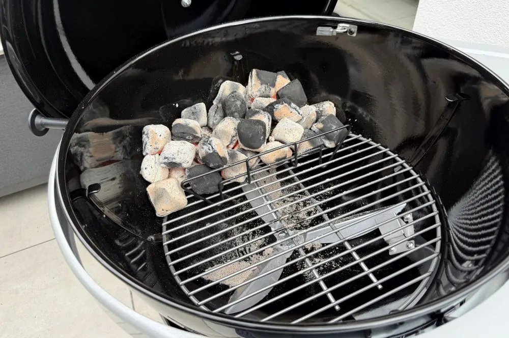 Der Grill wird für indirekte Hitze vorbereitet