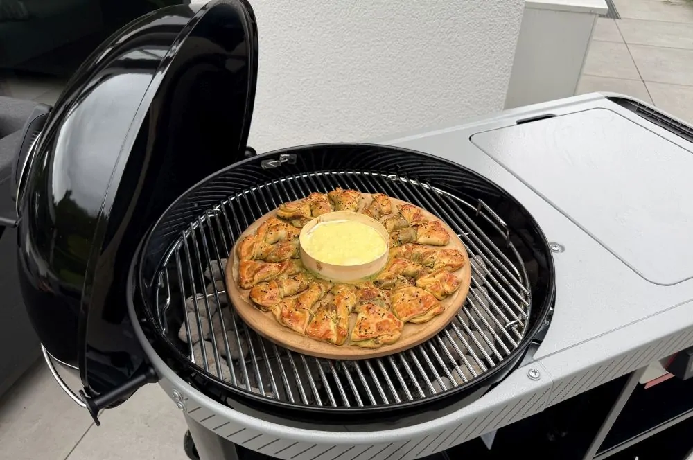 Backen auf dem Pizzastein im smarten Weber Performer Premium Kugelgrill