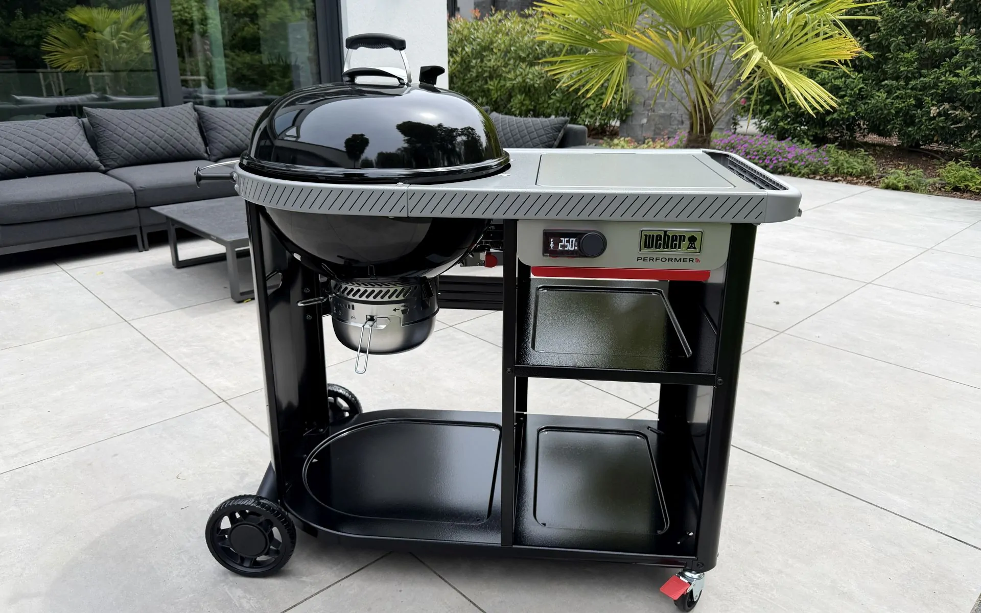 Smarter Weber Performer Premium Holzkohlegrill im Tes