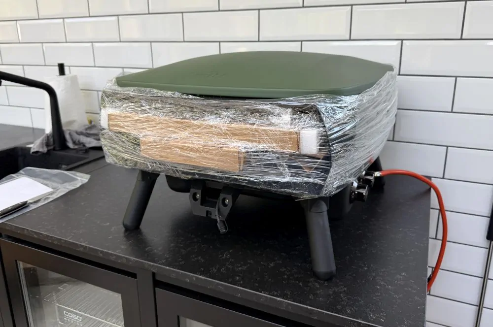 Der Witt Etna Rotante Control 13" Pizzaofen wird aufgestellt