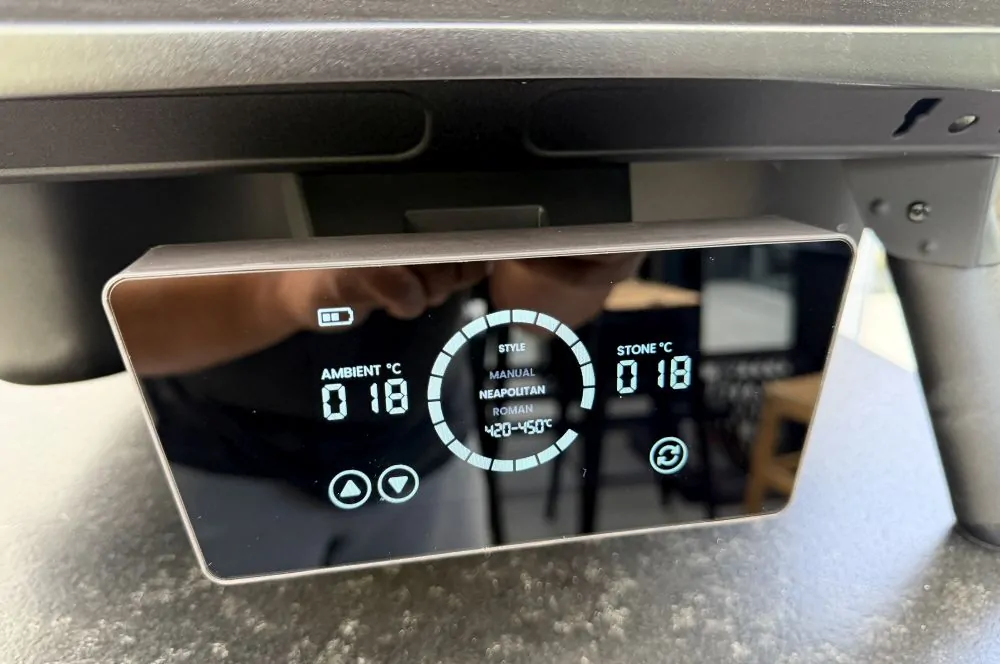 Das digitale Display zeigt die Stein- und Ofentemperatur an
