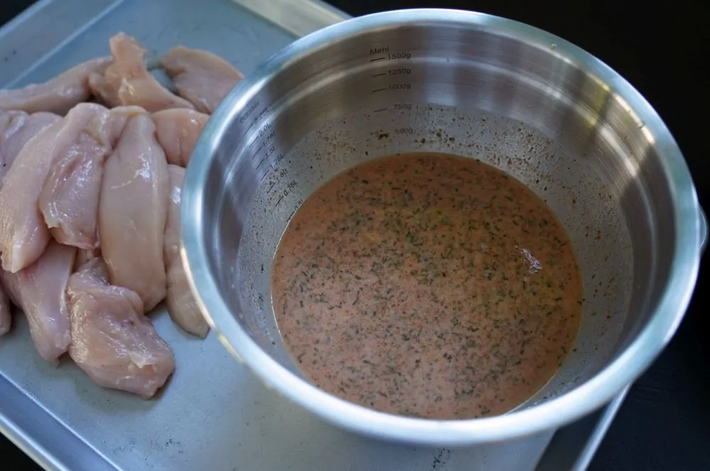 Die Buttermilch-Marinade wird angerührt