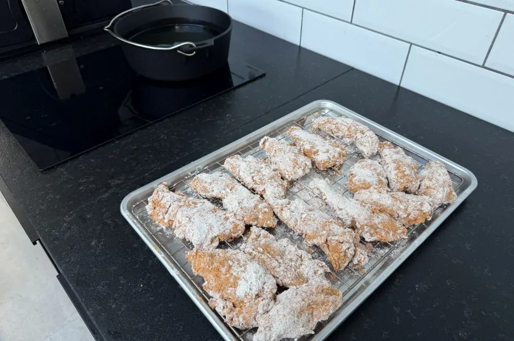 Die Hähnchenstücke werden doppelt paniert