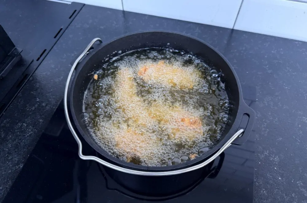 Das Buttermilk Fried Chicken wird frittiert