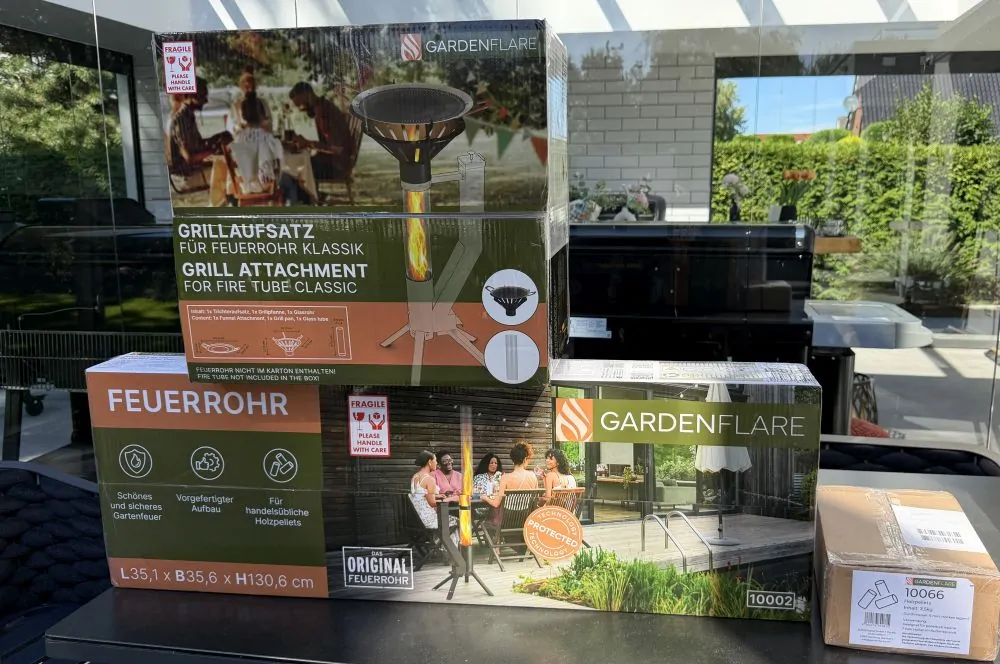 So wird das Gardenflare Klassik Feuerrohr Schwarz mit Grillaufsatz und Holzpellets geliefert
