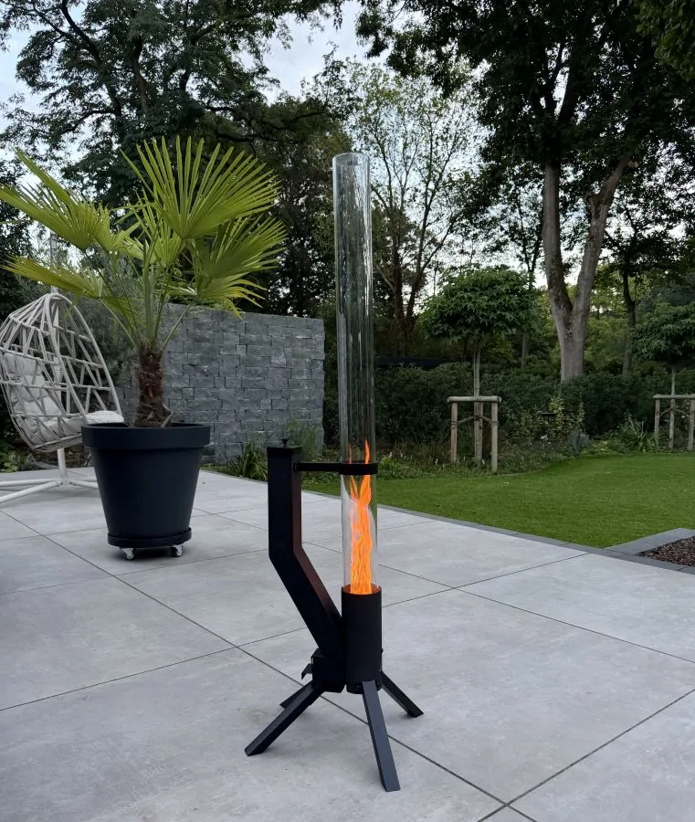Die Flamme wird nach und nach größer