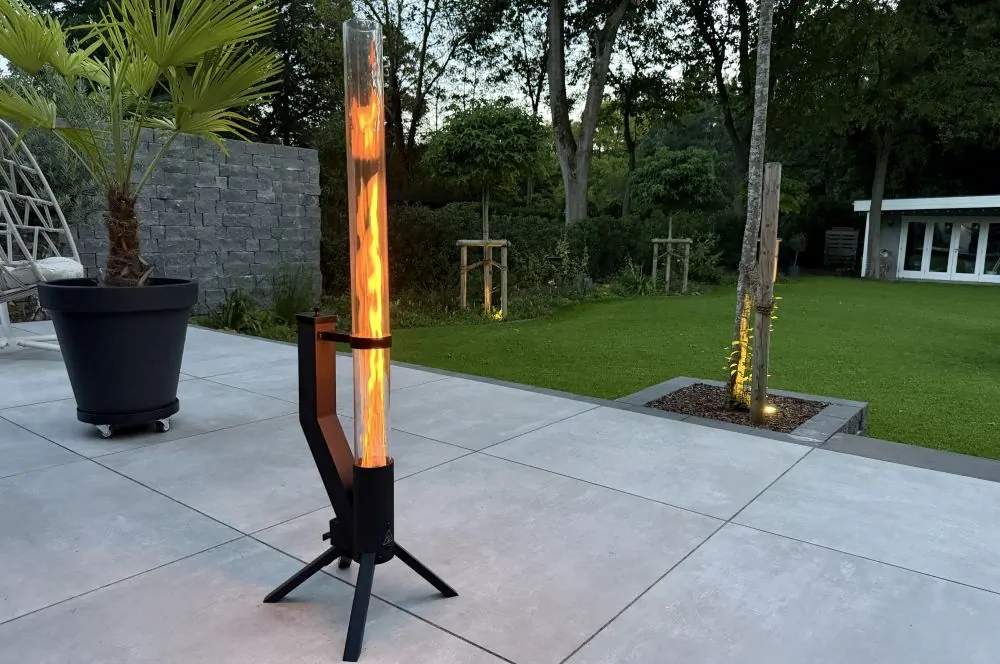 Das Gardenflare Feuerrohr Klassik sorgt für ein stilvolles Flammenspiel