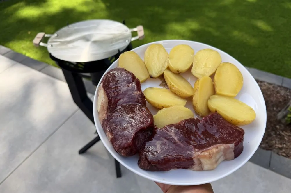 Rumpsteaks und Kartoffeln werden gegrillt