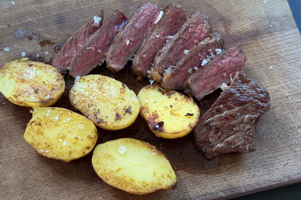 Gegrilltes Steak und Röstkartoffeln vom Gardenflare Feuerrohr