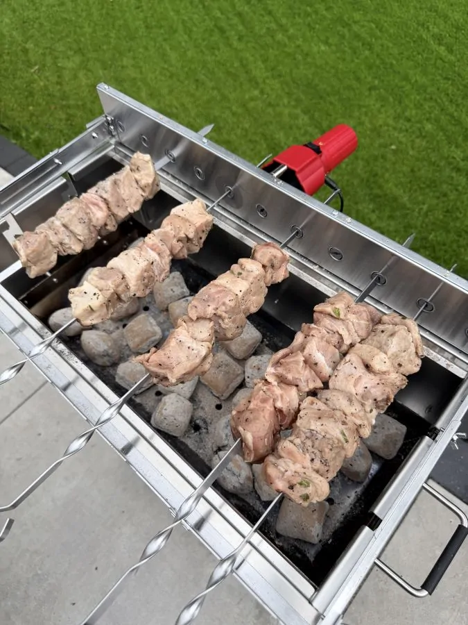 Das kaukasische Schaschlik wird auf dem Big Gerd Mangalgrill gegrillt