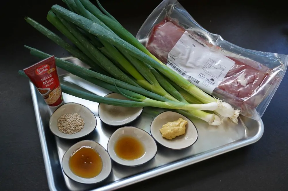 Alle Zutaten für die Miso-Honig-Schweinefiletspieße auf einen Blick