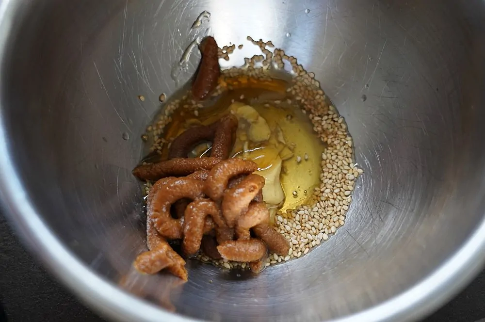 Die Miso-Honig-Marinade wird angerührt