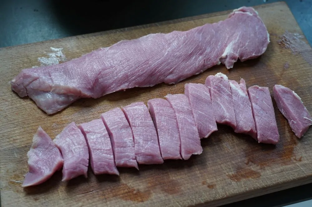Das Schweinefilet wird in Streifen geschnitten