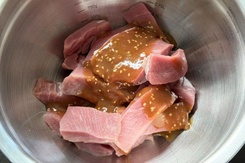 Das Schweinefilet wird über Nacht mariniert
