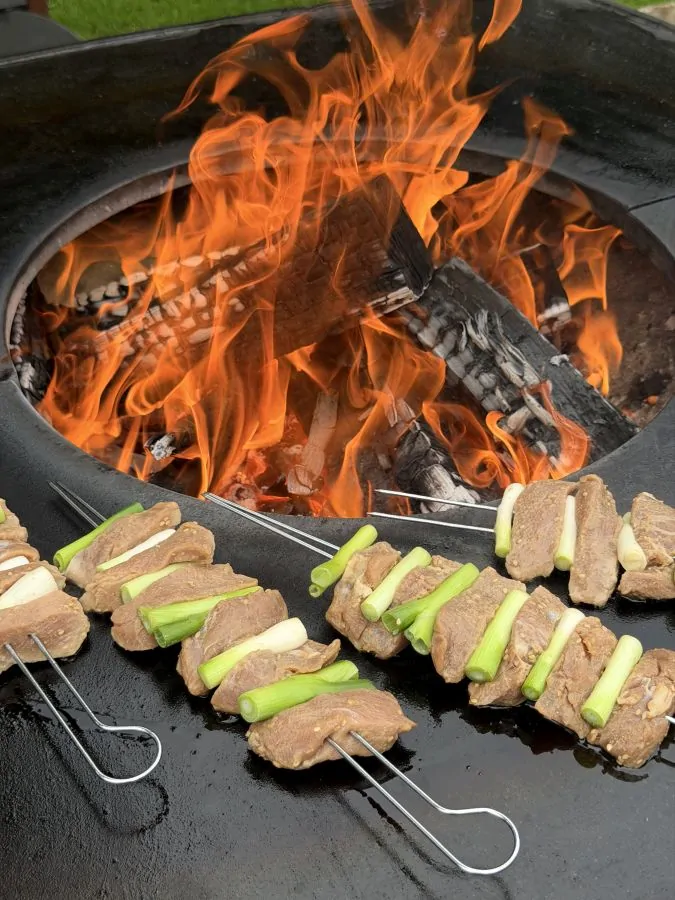 Die Spieße werden auf dem Moesta ONE Feuerplattengrill gegrillt