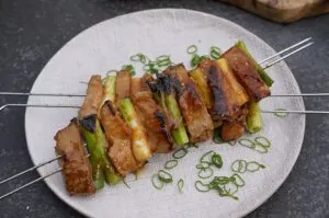 Schweinefiletspieße mit Frühlingszwiebeln