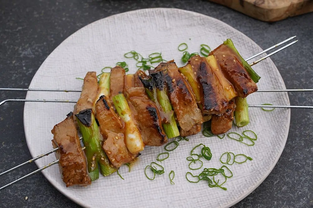 Die Miso-Honig-Schweinefiletspieße werden serviert