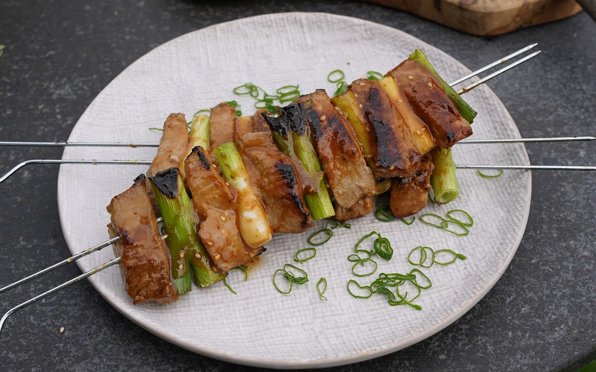 Miso-Honig-Schweinefiletspieße mit Frühlingszwiebeln