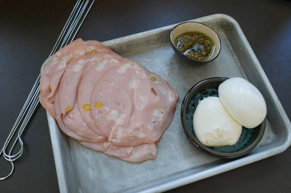 Alle Zutaten für die Mortadella-Spieße auf einen Glück