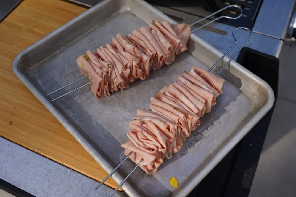 Die Mortadella-Spieße sind bereit für den Grill