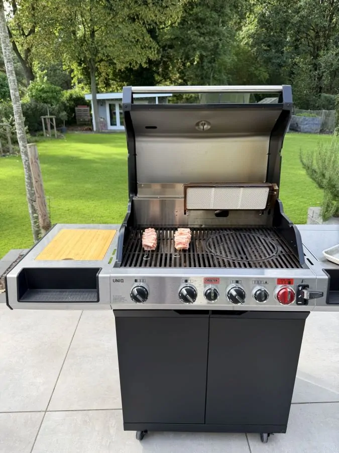 Die Mortadella-Spieße werden auf dem Enders UNIQ Gasgrill gegrillt