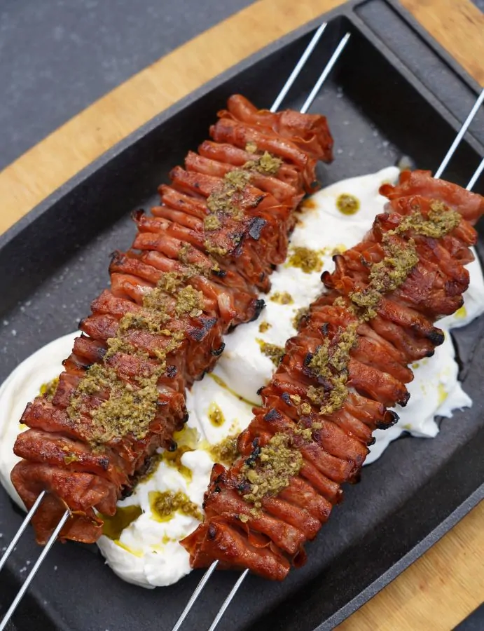 Mortadella-Spieße auf Burrata mit Pistazien-Pesto