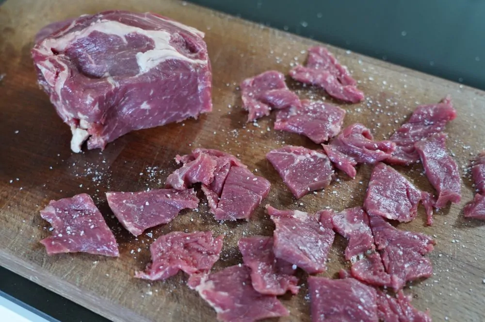 Das Steak wird in Streifen geschnitten und gesalzen