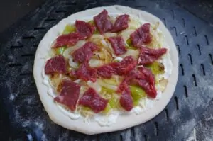 Philly Cheesesteak Pizza mit Provolone und Zwiebeln 11 Philly Cheesesteak Pizza 04
