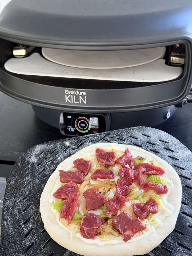 Die Pizza wird im Everdure KILN DR Pizzaofen gebacken