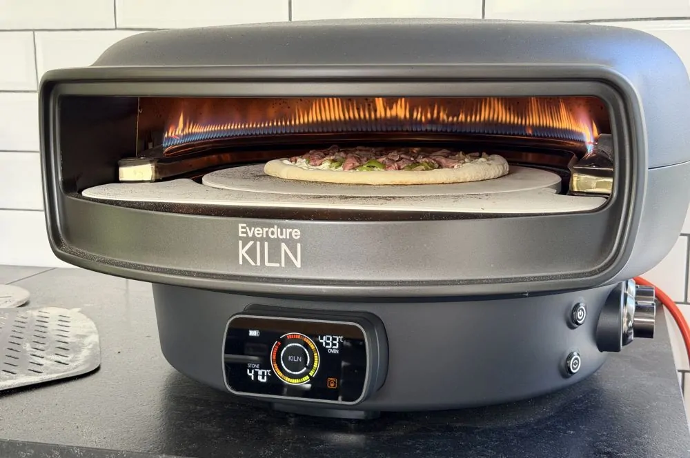 Die Pizza wird bei fast 500 °C gebacken