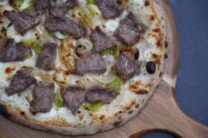 Philly Cheesesteak Pizza mit Provolone und Zwiebeln 13 Philly Cheesesteak Pizza 08